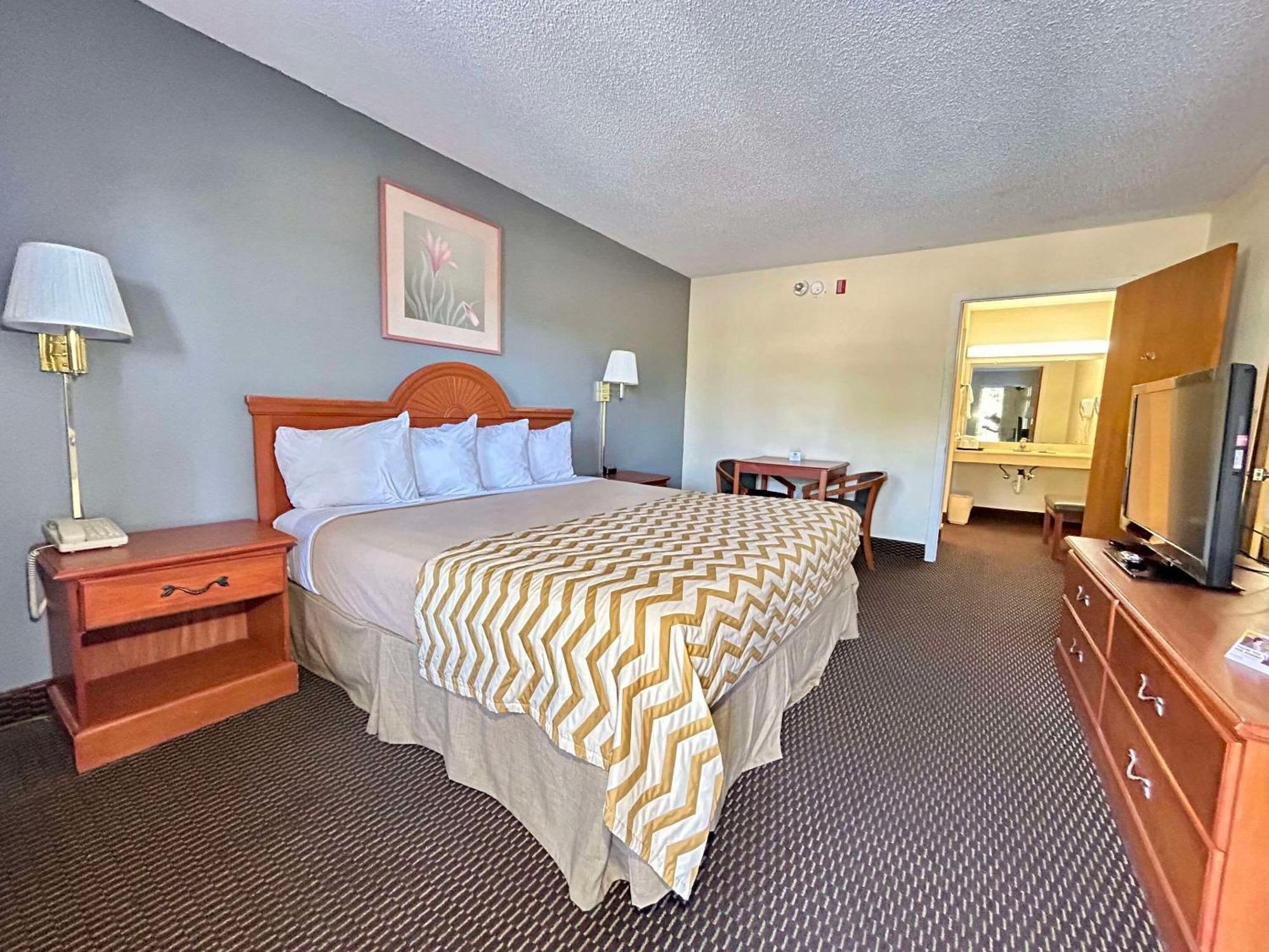 High Springs Inn Soon To Be Clarion Pointe Alachua Bagian luar foto