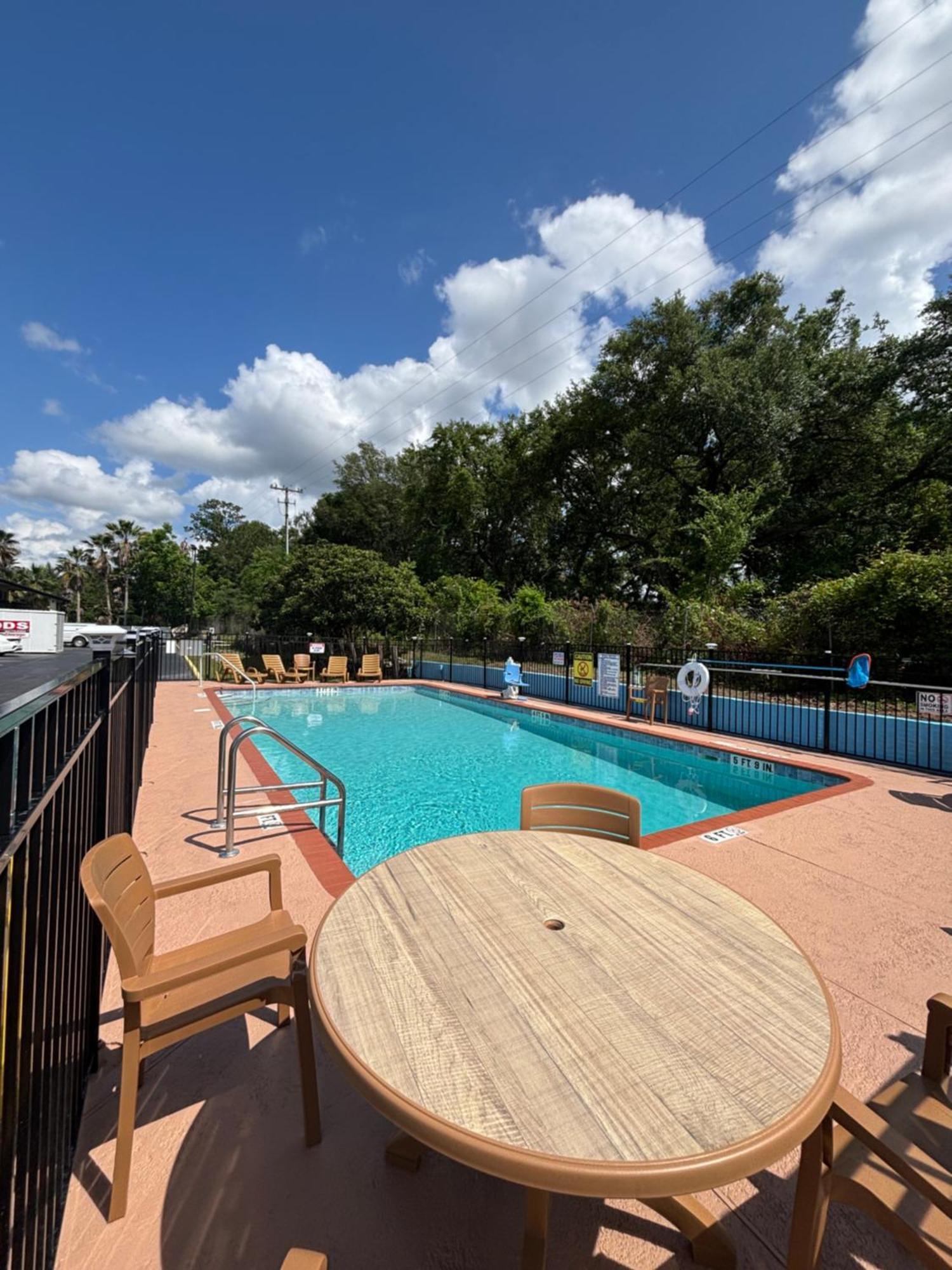 High Springs Inn Soon To Be Clarion Pointe Alachua Bagian luar foto