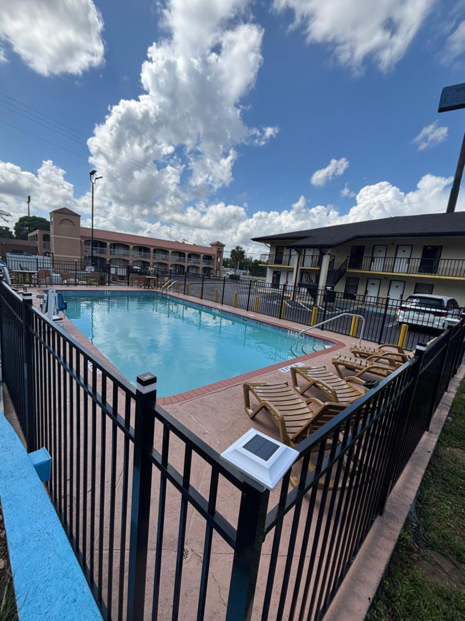 High Springs Inn Soon To Be Clarion Pointe Alachua Bagian luar foto
