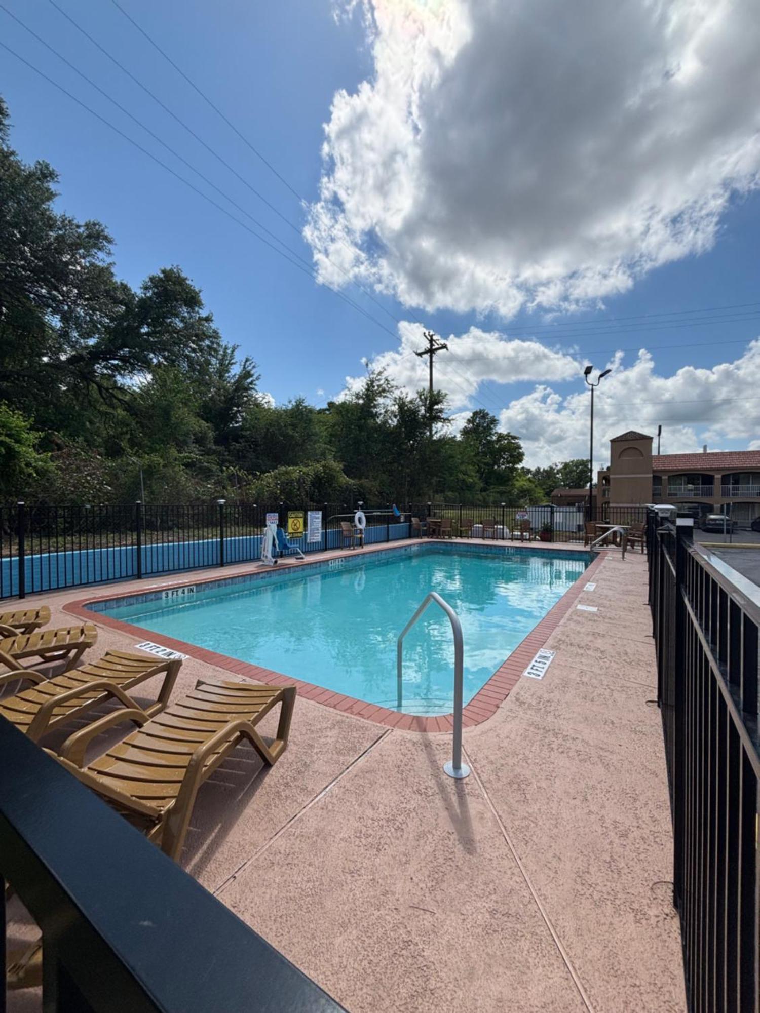 High Springs Inn Soon To Be Clarion Pointe Alachua Bagian luar foto