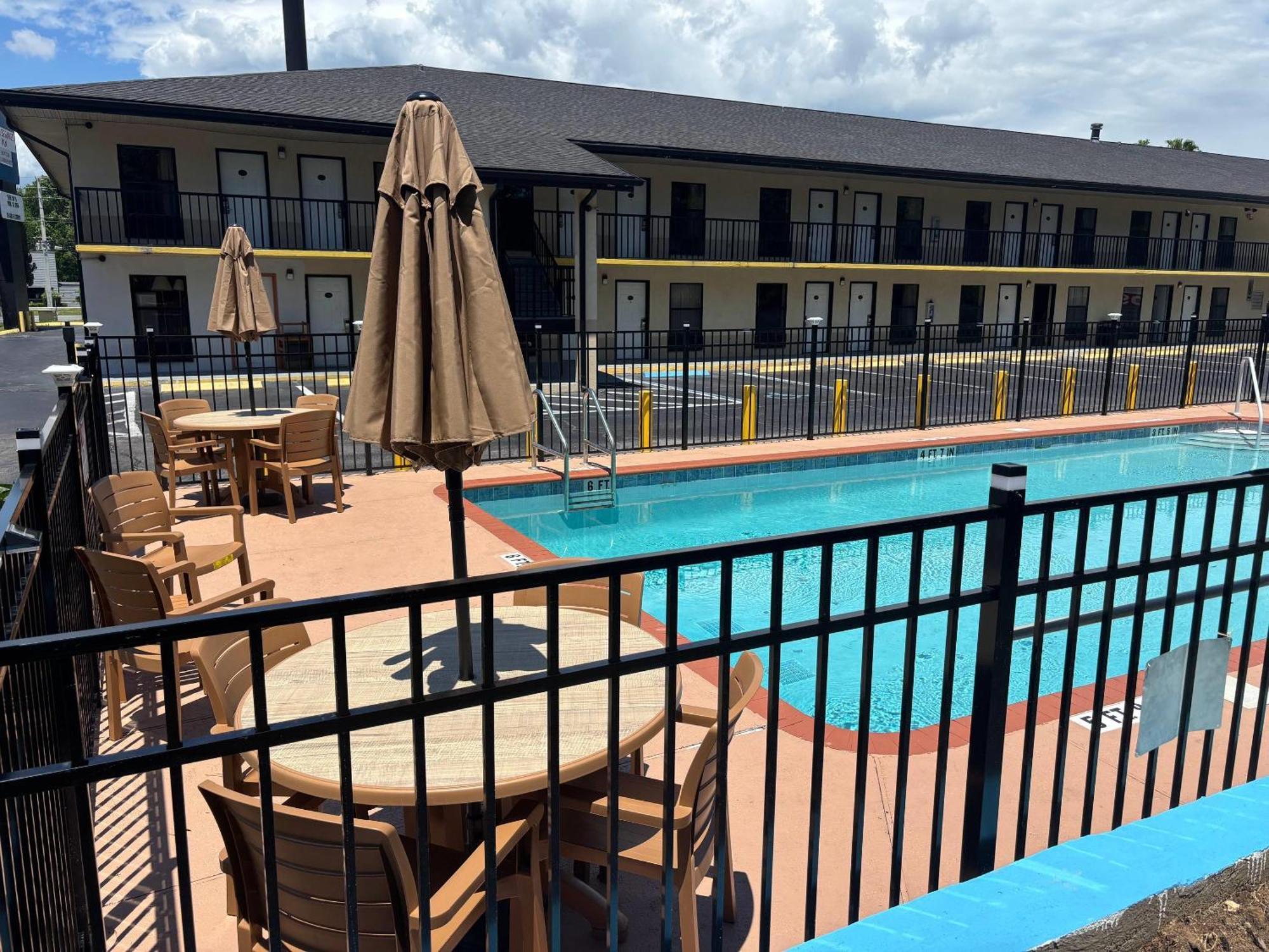 High Springs Inn Soon To Be Clarion Pointe Alachua Bagian luar foto