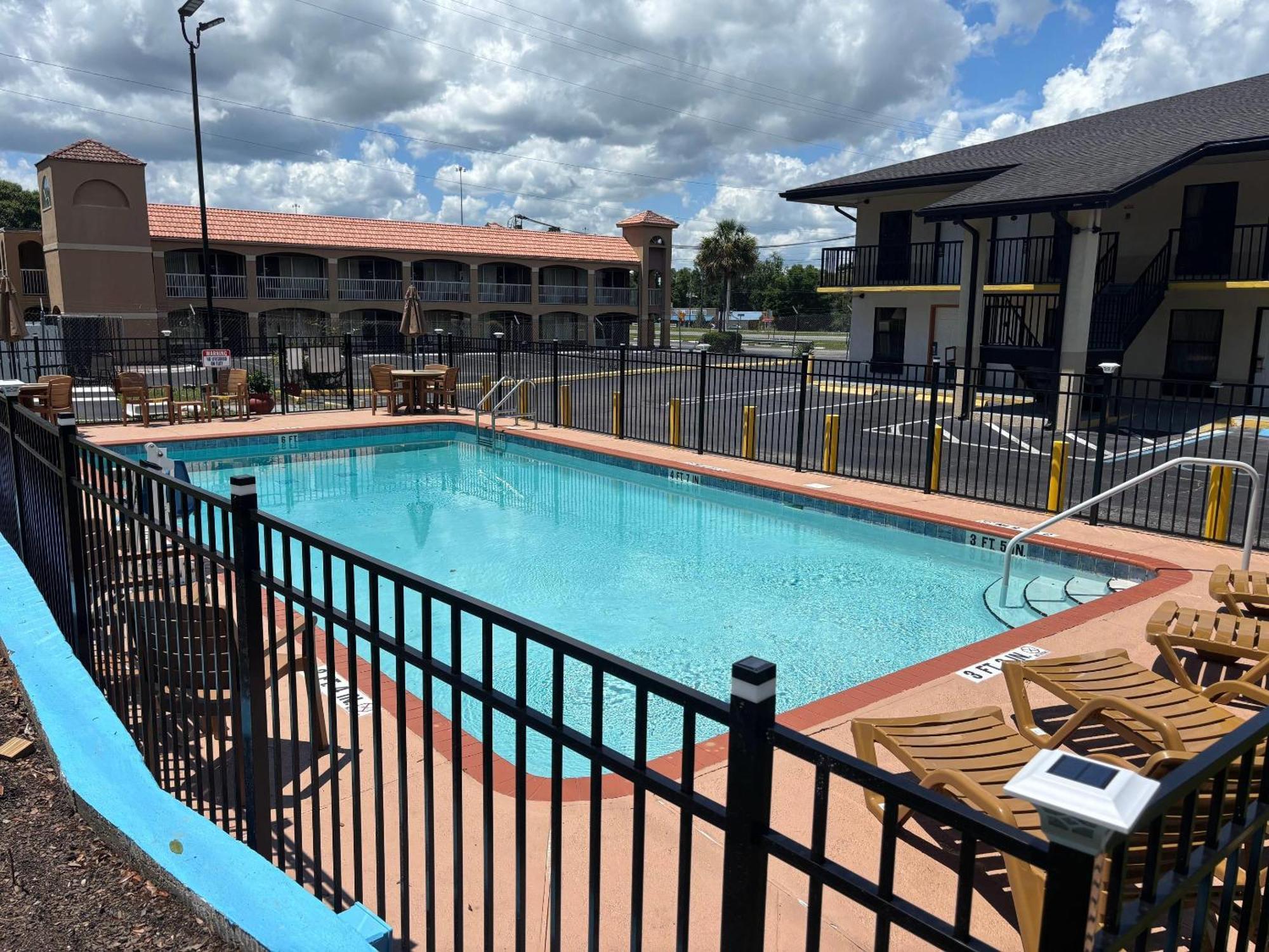 High Springs Inn Soon To Be Clarion Pointe Alachua Bagian luar foto